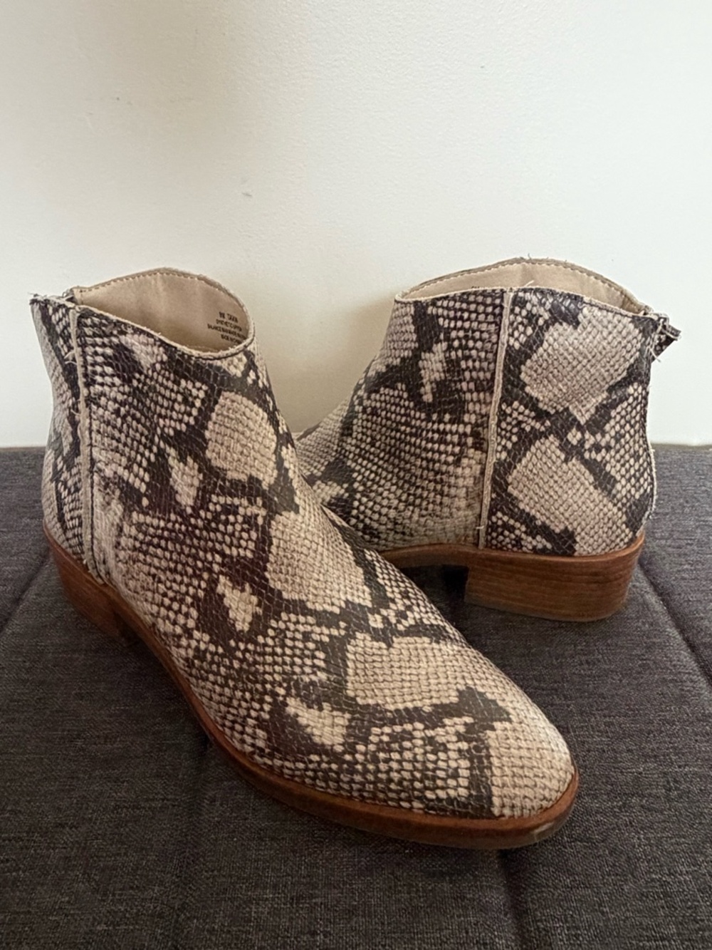 Dolce Vita Womens Tavin Faux Snakeskin Block Heel Zip Ankle Boots-Sz-9
